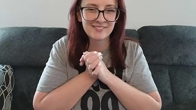 Snapshot of TheBustyHouseWife chatting on December 5, 2025, 5:33 pm TheBustyHouseWife online show from December 5, 2025, 5:33 pm