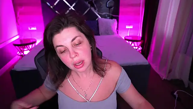 MirandaWong online show from October 13, 2025, 5:53 am