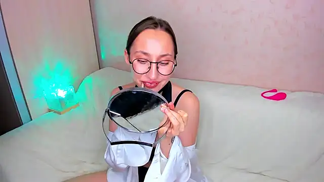 MelodyOfLovee online show from November 20, 2025, 6:08 pm