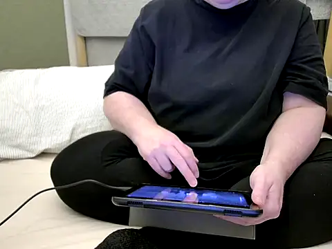 MarthaBriest online show from April 17, 2026, 2:14 am