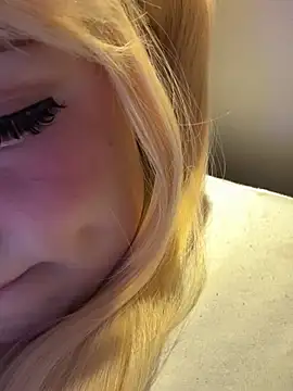 m0ondolly online show from April 2, 2026, 7:04 am