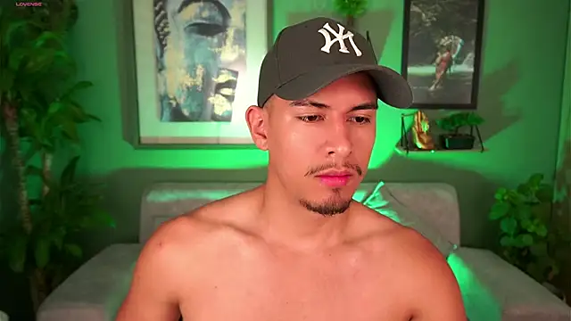 Aaronfox x online show from March 17, 2025, 11:42 am