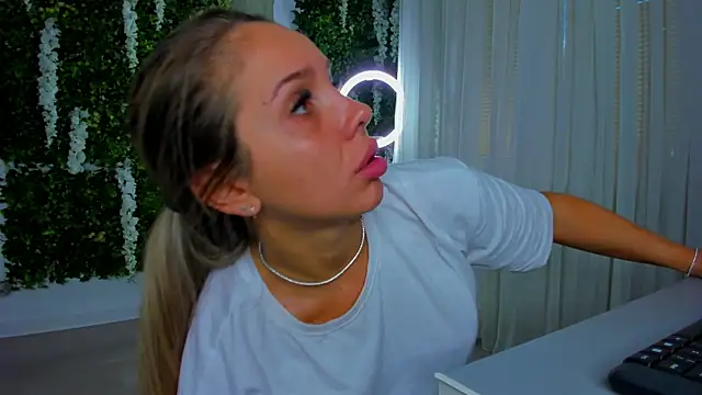 VivienCarter online show from September 18, 2025, 5:43 am