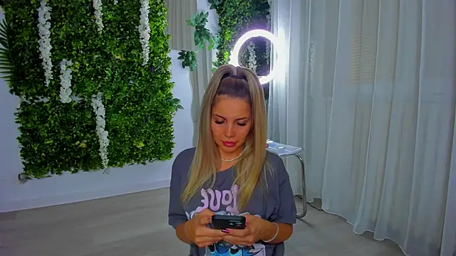 VivienCarter online show from October 20, 2025, 5:24 pm