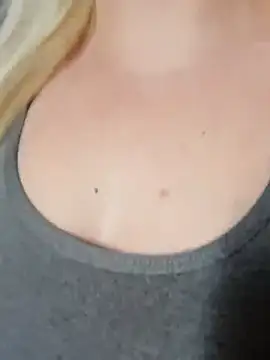 Snapshot of LaRa_forU chatting on March 5, 2025, 12:00 pm LaRa forU online show from March 5, 2025, 12:00 pm