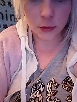 Snapshot of LaRa_forU chatting on March 16, 2025, 9:37 pm LaRa forU online show from March 16, 2025, 9:37 pm