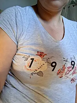 Snapshot of LaRa_forU chatting on October 2, 2025, 10:07 am LaRa forU online show from October 2, 2025, 10:07 am