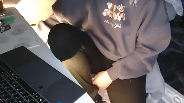 Snapshot of LaRa_forU chatting on November 12, 2025, 9:35 am LaRa forU online show from November 12, 2025, 9:35 am