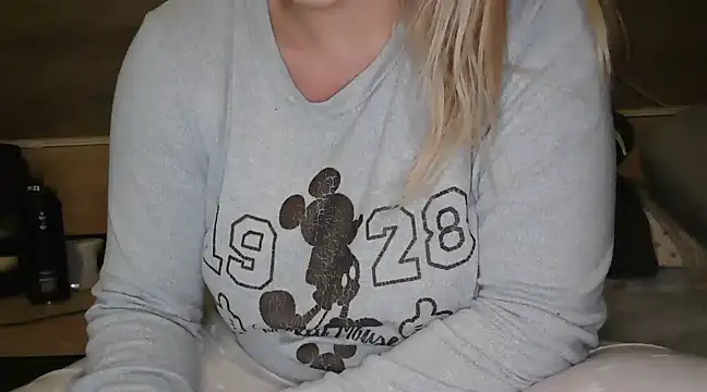 Snapshot of LaRa_forU chatting on March 2, 2025, 10:13 pm LaRa forU online show from March 2, 2025, 10:13 pm