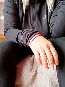 Snapshot of LaRa_forU chatting on November 26, 2025, 10:59 am LaRa forU online show from November 26, 2025, 10:59 am