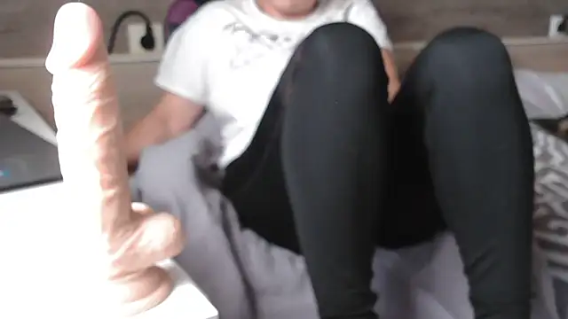 Snapshot of LaRa_forU chatting on October 26, 2025, 10:15 am LaRa forU online show from October 26, 2025, 10:15 am