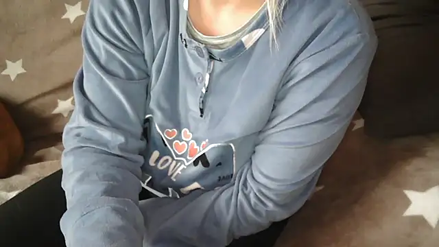 Snapshot of LaRa_forU chatting on November 29, 2025, 10:04 am LaRa forU online show from November 29, 2025, 10:04 am