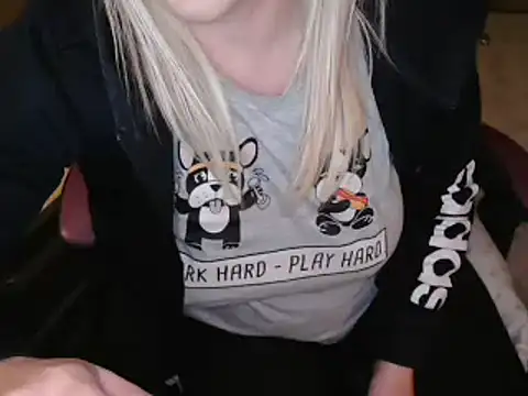 Snapshot of LaRa_forU chatting on March 14, 2025, 4:09 pm LaRa forU online show from March 14, 2025, 4:09 pm