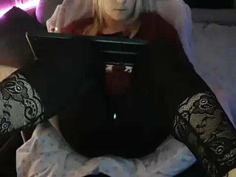 Snapshot of LaRa_forU chatting on March 8, 2025, 10:34 pm LaRa forU online show from March 8, 2025, 10:34 pm