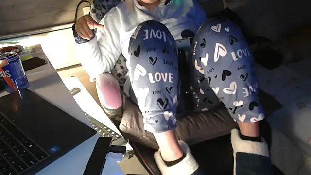 Snapshot of LaRa_forU chatting on November 30, 2025, 5:47 pm LaRa forU online show from November 30, 2025, 5:47 pm