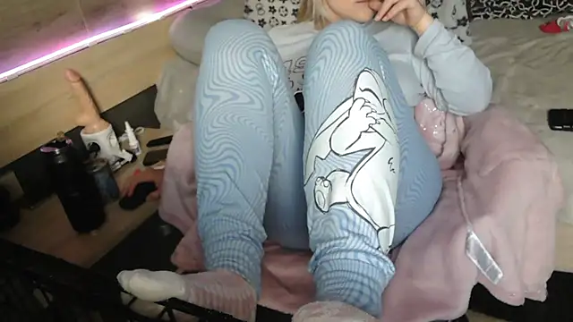 Snapshot of LaRa_forU chatting on March 22, 2025, 4:04 pm LaRa forU online show from March 22, 2025, 4:04 pm