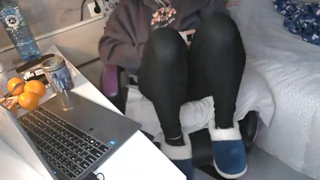 Snapshot of LaRa_forU chatting on November 27, 2025, 3:56 pm LaRa forU online show from November 27, 2025, 3:56 pm