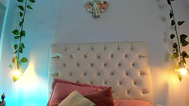 Snapshot of Isabella_Flowers chatting on October 1, 2025, 11:19 pm Isabella Flowers online show from October 1, 2025, 11:19 pm