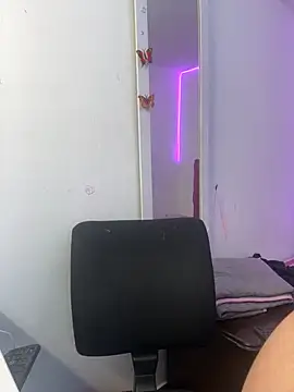 nix white online show from November 6, 2025, 2:04 am