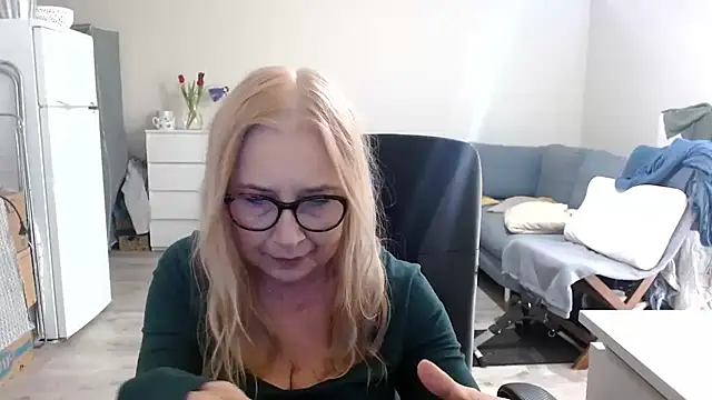 sofia xkiss online show from March 12, 2025, 7:46 am