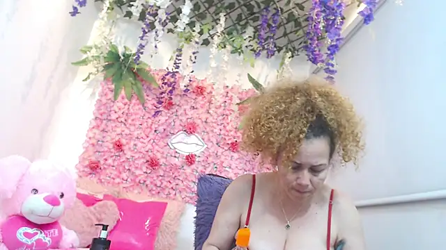 BLONDE SEXYHOT online show from November 7, 2025, 4:06 am