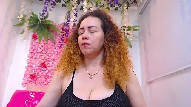 BLONDE SEXYHOT online show from April 18, 2026, 4:20 pm