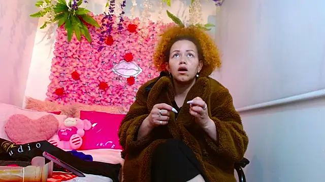 BLONDE SEXYHOT online show from October 14, 2025, 3:34 pm