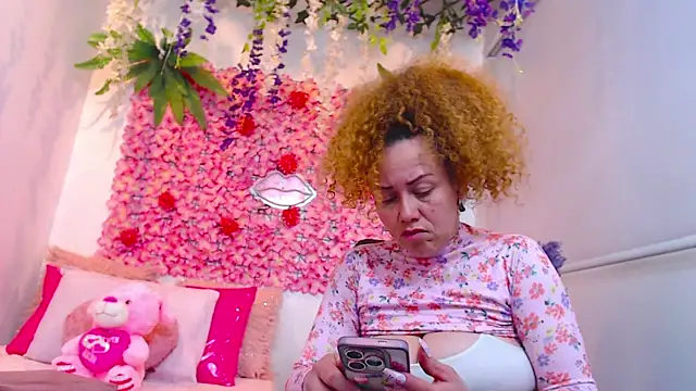 BLONDE SEXYHOT online show from October 17, 2025, 5:26 pm