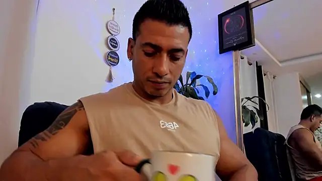 aaroncolombia online show from September 25, 2025, 9:48 am