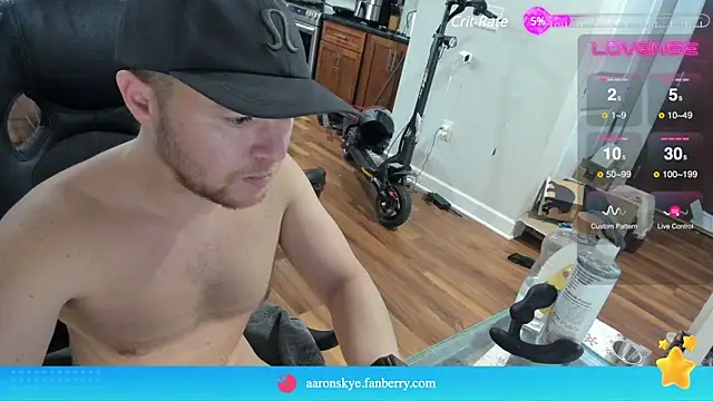 Snapshot of aaron_s_x chatting on December 21, 2024, 11:02 pm aaron s x online show from December 21, 2024, 11:02 pm