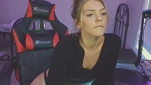 XMeF10 online show from February 9, 2025, 9:06 pm