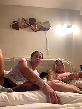 Sexyyduoxx online show from September 18, 2025, 6:33 pm