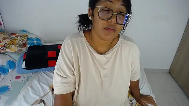 miajoseph  online show from October 3, 2025, 4:25 am