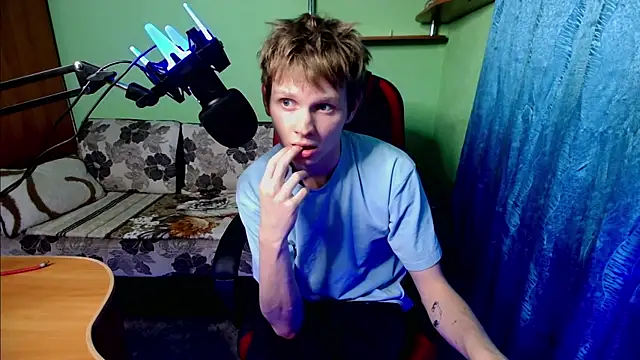 fameboyboo online show from September 16, 2025, 5:14 pm