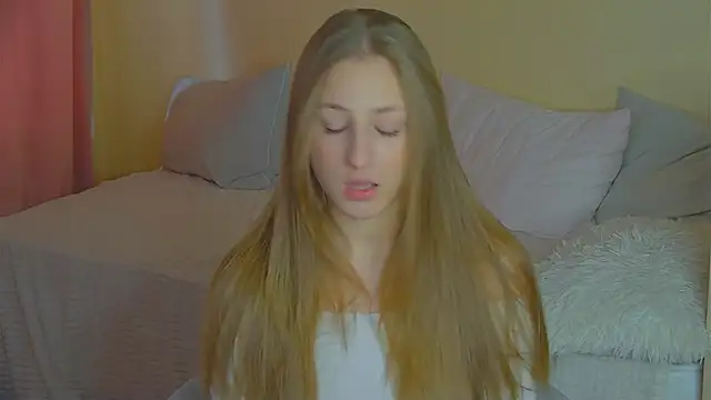 BritneyCruze online show from November 13, 2025, 9:24 am