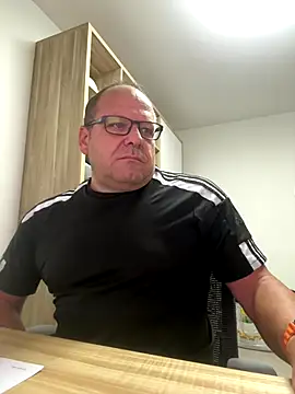 coupleLatinaLovers online show from September 15, 2025, 4:35 am