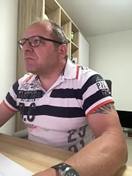 coupleLatinaLovers online show from April 17, 2026, 5:10 am