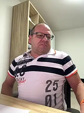 coupleLatinaLovers online show from October 13, 2025, 4:58 am