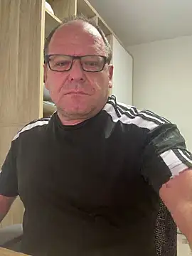 coupleLatinaLovers online show from September 18, 2025, 4:37 am