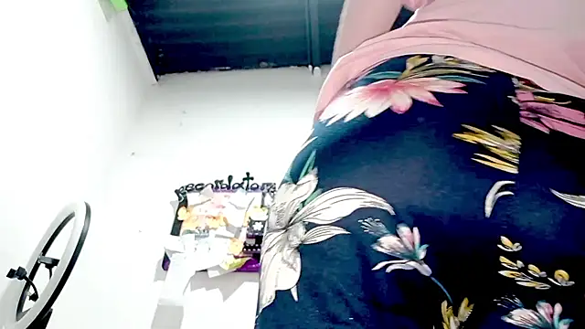 PetiteIvoryQueen19 online show from October 3, 2025, 3:20 am