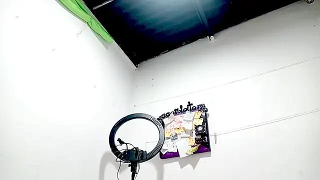 PetiteIvoryQueen19 online show from September 21, 2025, 6:29 am