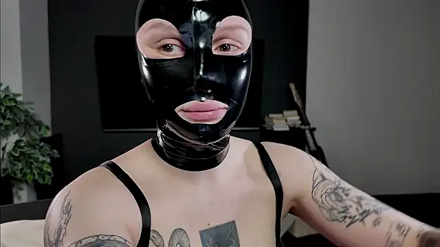 vinylstore online show from February 28, 2025, 6:20 pm