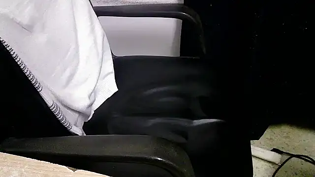 Snapshot of holdmycock14 chatting on December 1, 2025, 3:24 pm holdmycock14 online show from December 1, 2025, 3:24 pm