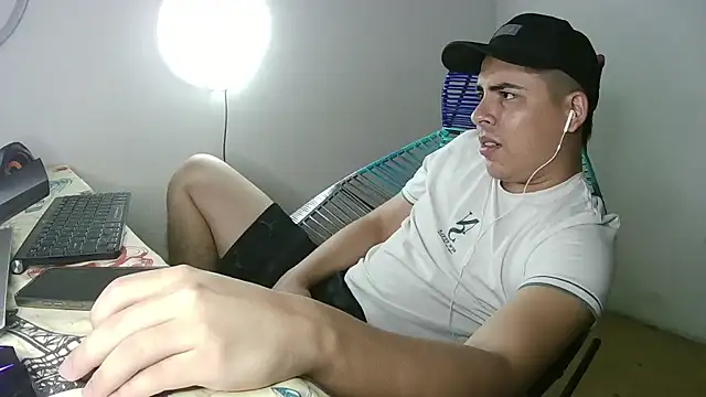 Snapshot of CARKIS-69 chatting on January 28, 2025, 9:50 pm CARKIS-69 online show from January 28, 2025, 9:50 pm