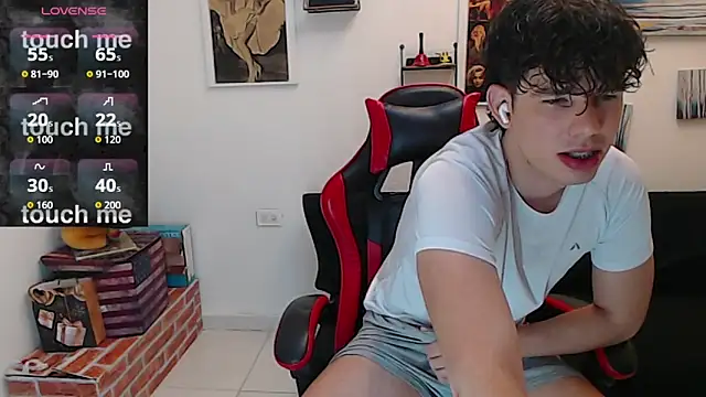 Snapshot of Angelo-cianuro- chatting on February 4, 2026, 11:33 pm Angelo-cianuro- online show from February 4, 2026, 11:33 pm