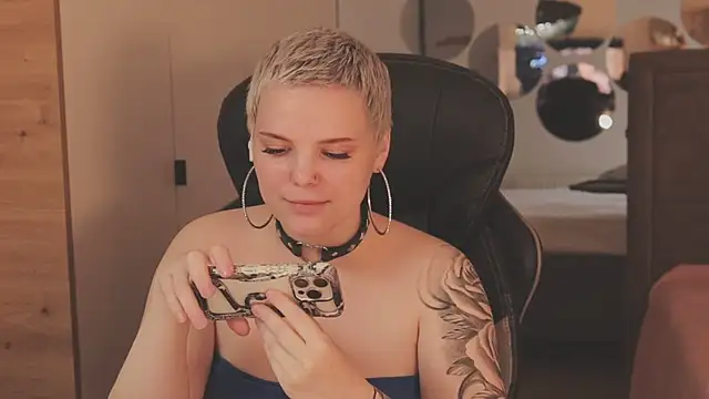 LikaBerry1 online show from November 28, 2025, 1:33 pm