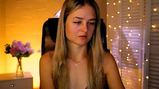 DeboraLarson online show from November 13, 2025, 3:43 am