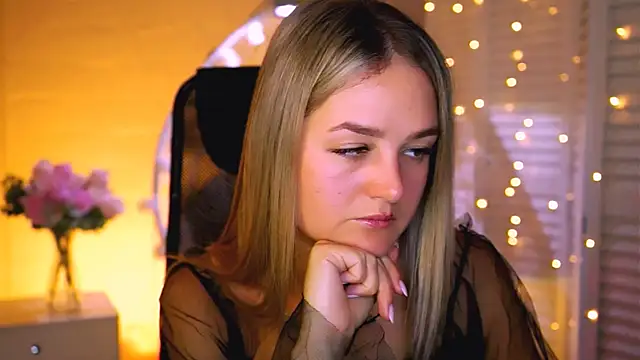 DeboraLarson online show from November 12, 2025, 3:43 am