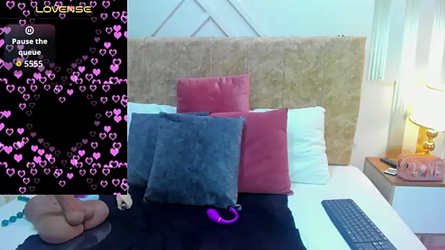 ashley  foxx  online show from September 26, 2025, 1:51 pm