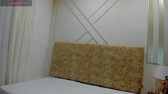 ashley  foxx  online show from October 9, 2025, 1:44 pm